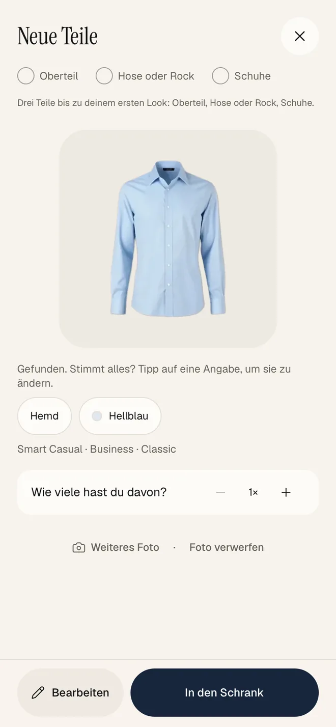 Aus der App: ein fotografiertes Hemd ist erkannt – Hemd, Hellblau, Smart Casual – und kommt mit einem Tipp in den Schrank.